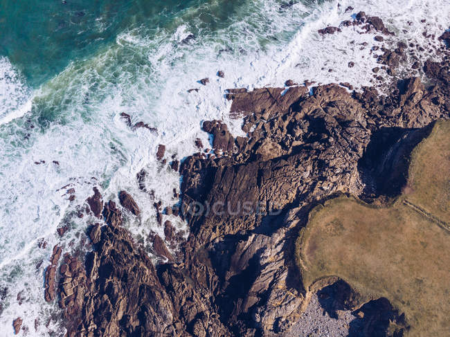 De cima tiro de água do mar acenando perto da costa rochosa em Astúrias, Espanha — Fotografia de Stock