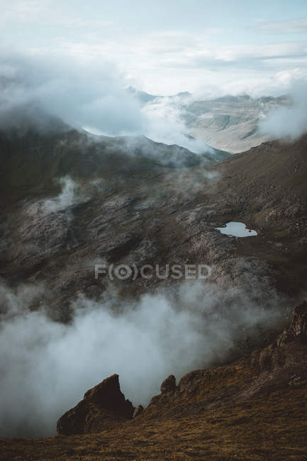 Скелясті гори в хмари на Feroe острови — стокове фото