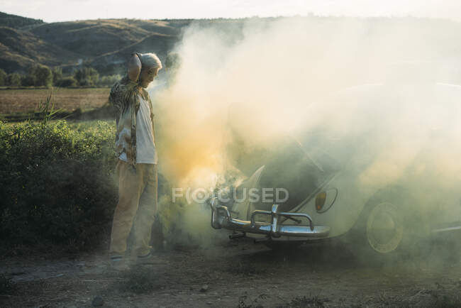 Hommes frustrés près d'une voiture vintage cassée — Photo de stock