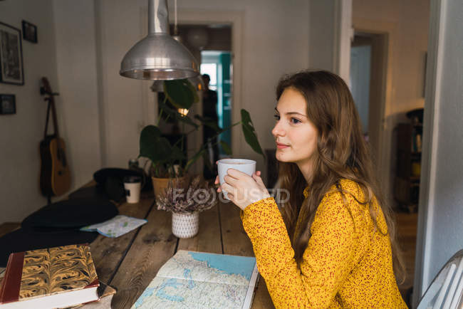 Bella donna con tazza a libro — Foto stock