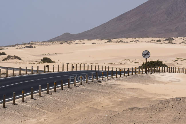 Strada con cartello e montagne nel deserto di Fuerteventura, Isole Canarie — Foto stock