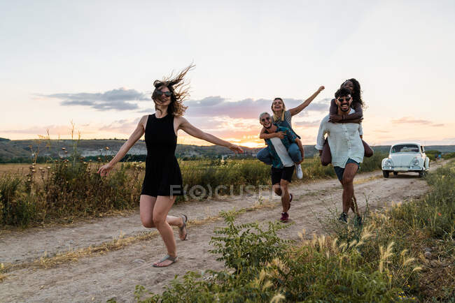 Amigos se divertindo na natureza — Fotografia de Stock