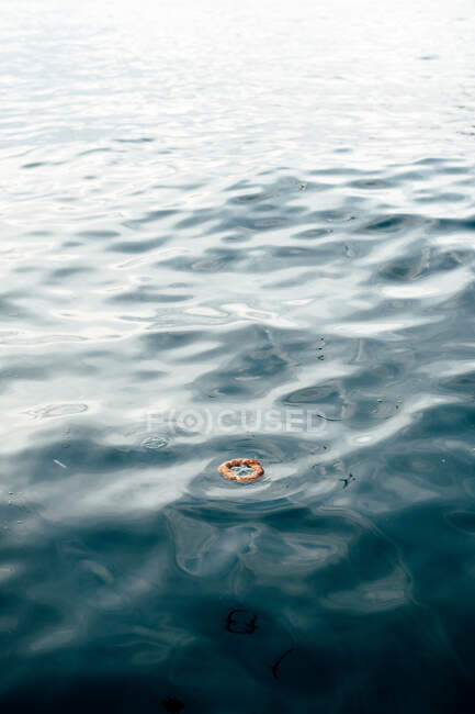 Petit objet annulaire flottant à la surface de l'eau de mer ondulante à Istanbul — Photo de stock