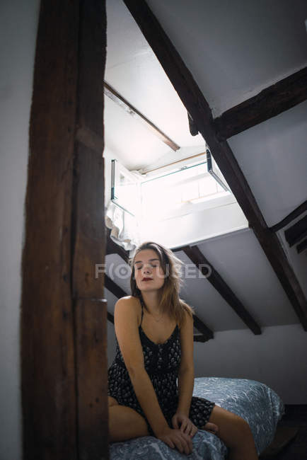 Mujer atractiva pensativa en la cama - foto de stock