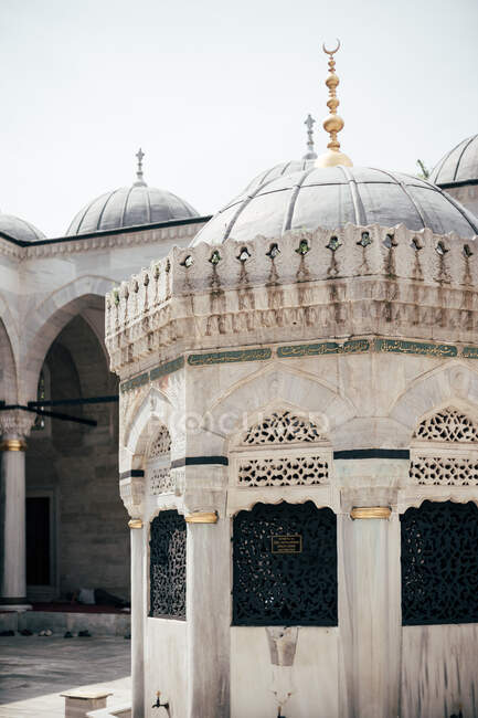 Vista sul bellissimo edificio della moschea rossa sotto il cielo aperto — Foto stock