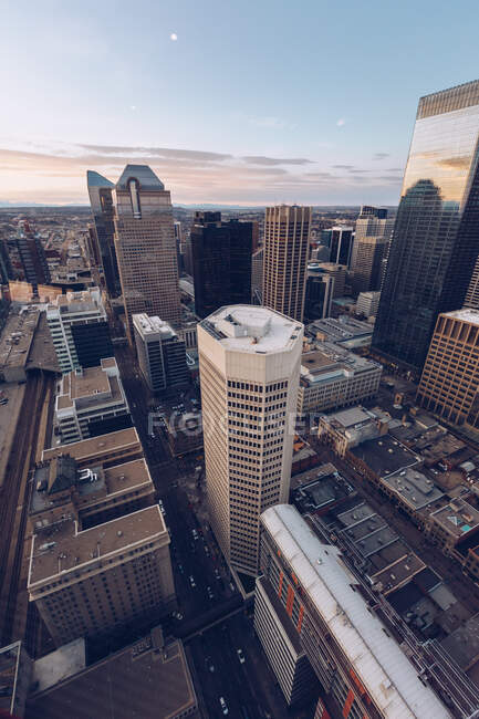 Vista desde la altura de la moderna infraestructura de la ciudad con torres de rascacielos bajo el cielo azul del atardecer, Canadá - foto de stock