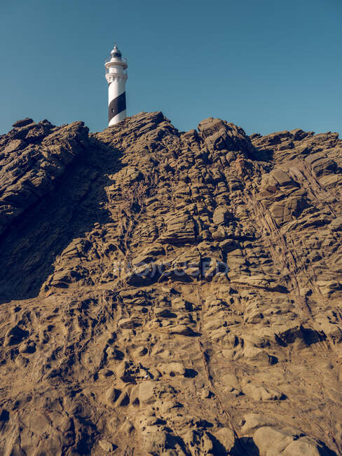 Вежа маяка на пагорбі — стокове фото