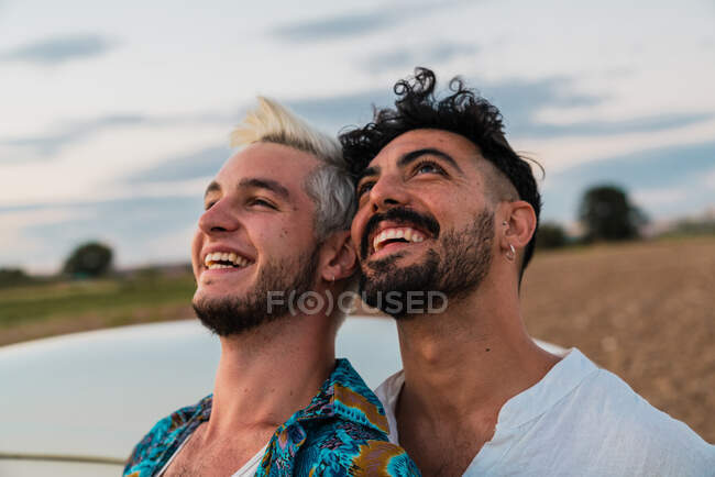 Romantico gara gay in campagna — Foto stock