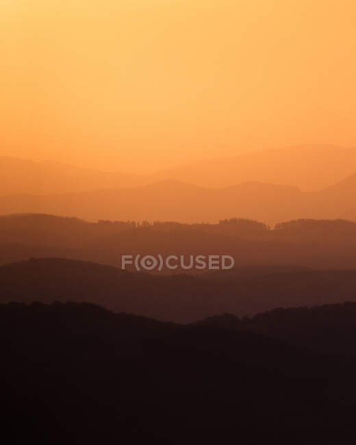 Bella vista di incredibile terreno collinare in luce arancione del sole al tramonto — Foto stock