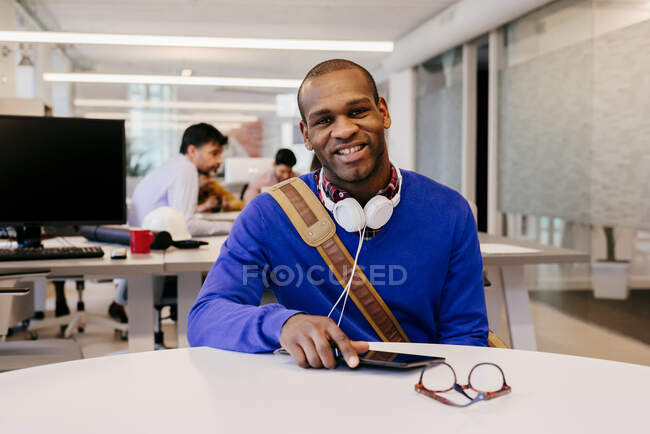 Handsome ethnic man in office — Stock Photo