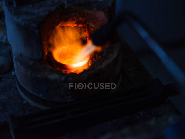 Close-up de aquecimento de metal na fábrica de jóias — Fotografia de Stock