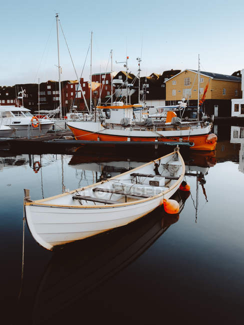 Piccole imbarcazioni e diverse imbarcazioni al molo sulle isole Feroe — Foto stock