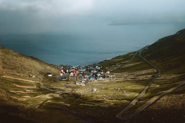 Vista para pequena aldeia com casas coloridas e montanhas verdes nas Ilhas Feroé — Fotografia de Stock