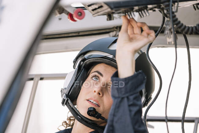Piloto mujer dentro de un helicóptero - foto de stock