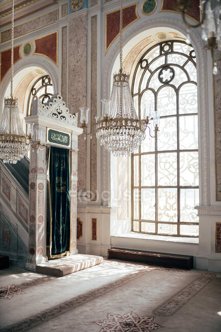 Hermoso arco con pieza de tela de pie cerca de la escalera en la maravillosa mezquita de Estambul, Turquía - foto de stock