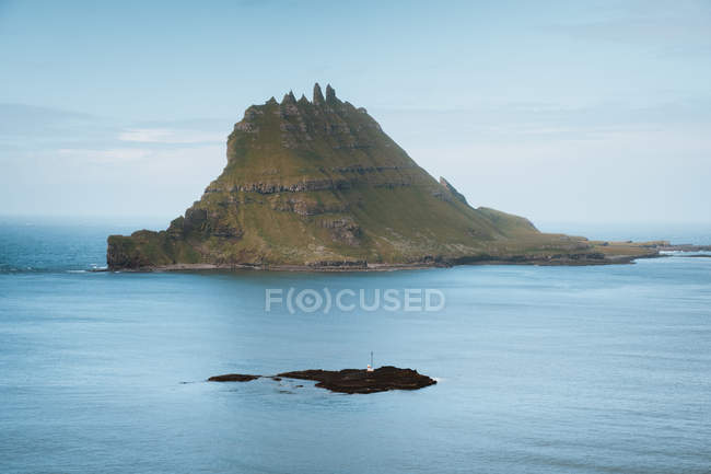 Malerischer Blick auf ruhigen blauen Ozean und Felsen auf Feroe Islands — Stockfoto