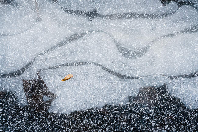 Nieve cayendo al suelo - foto de stock