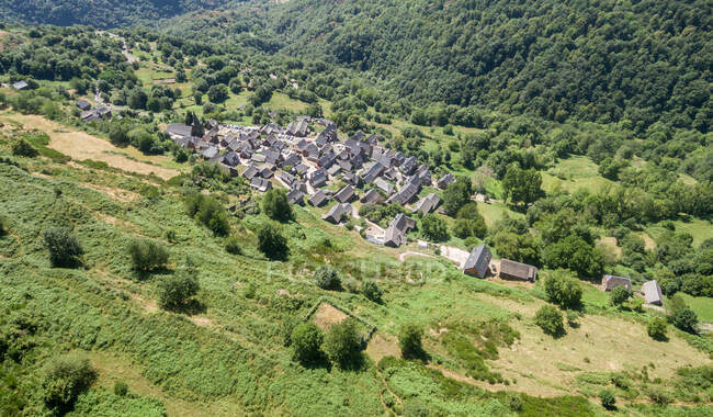 Вид с воздуха на город в долине — стоковое фото