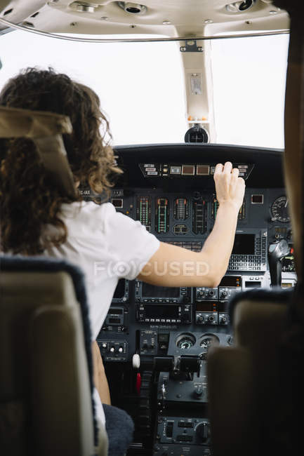 Selbstbewusste brünette Frau im Flugzeug — Stockfoto