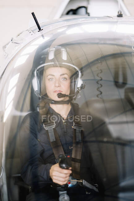 Chica piloto dentro de su helicóptero. - foto de stock