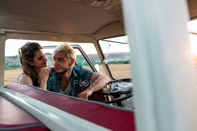 Веселая пара в винтажном автомобиле — стоковое фото