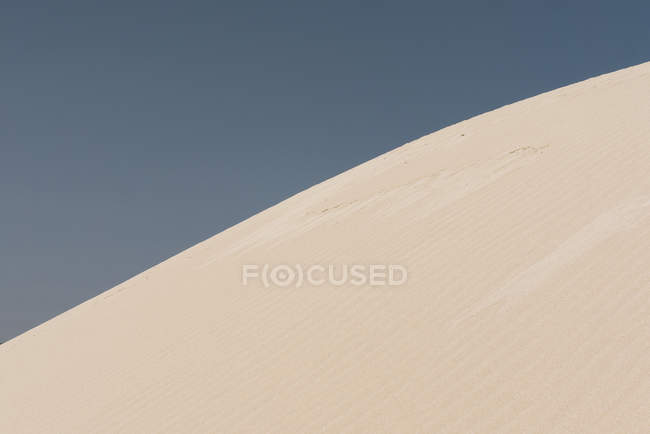 Нескінченні піщані дюни і блакитне небо на Канарських островах. — стокове фото