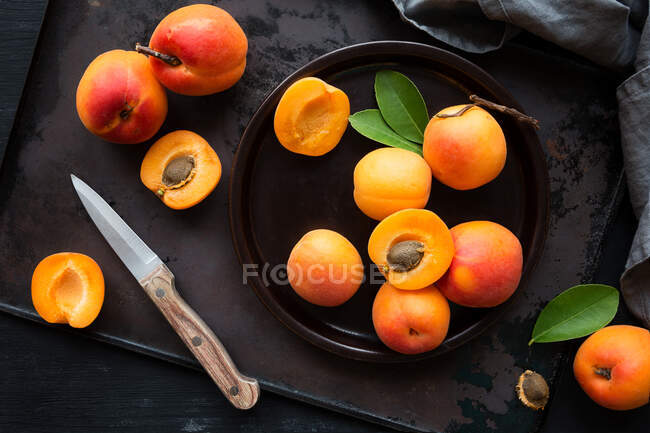 Fresh ripe apricots on brown rustic background. Overhead view — Stock Photo