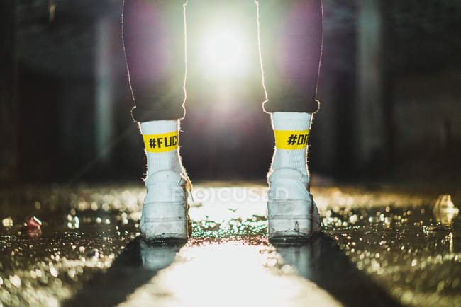 Beine mit obszönen Socken in der Nacht — Stockfoto