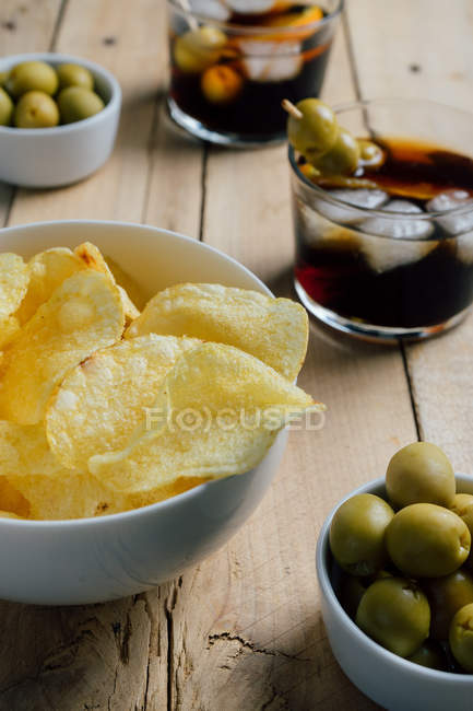 Served cocktails and snacks on table — Stock Photo