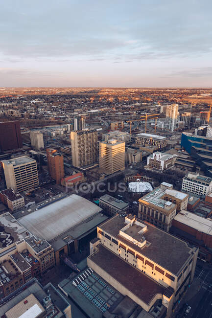 Vista dall'alto della moderna infrastruttura cittadina con torri di grattacieli sotto il cielo blu crepuscolo, Canada — Foto stock