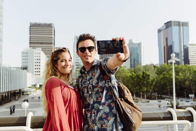 Paar macht Selfie am Geländer — Stockfoto