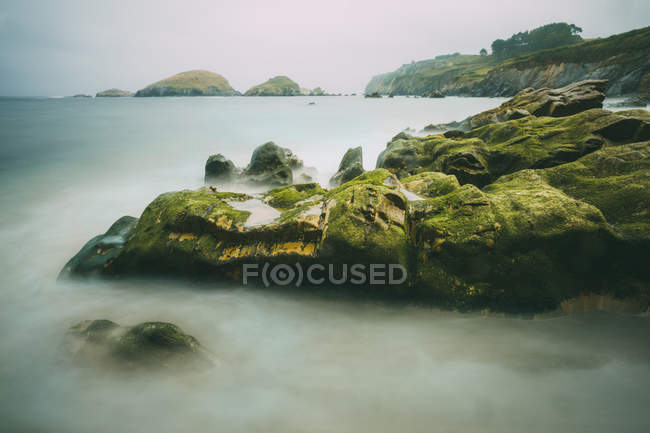 Кантабрійські скелястому морському узбережжі в похмурий, Іспанія — стокове фото