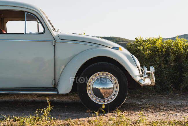 Vista lateral do carro vintage no campo — Fotografia de Stock