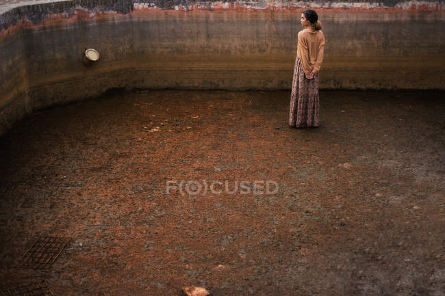 Молодая женщина в платье со скрещенными руками — стоковое фото