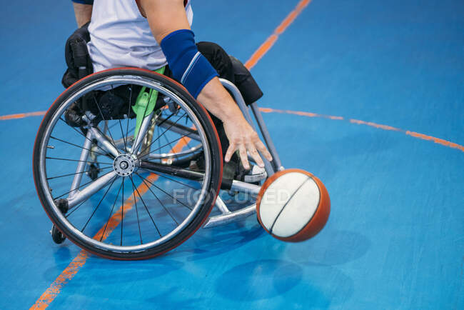 Disabili uomini sportivi in azione mentre giocano a basket al coperto — Foto stock