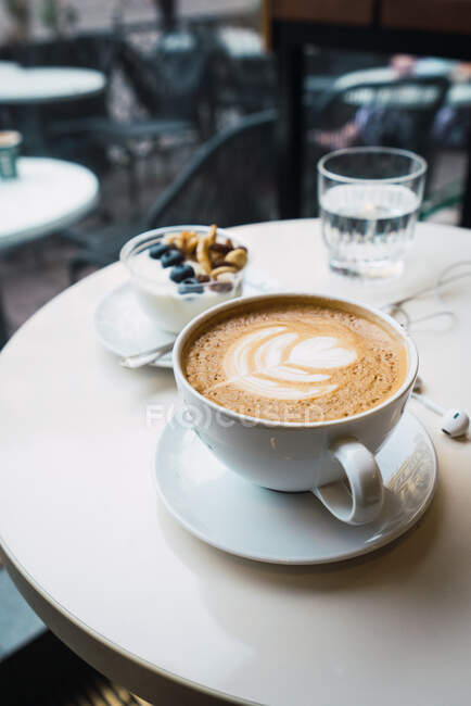 Tasse Kaffee mit Handy — Stockfoto