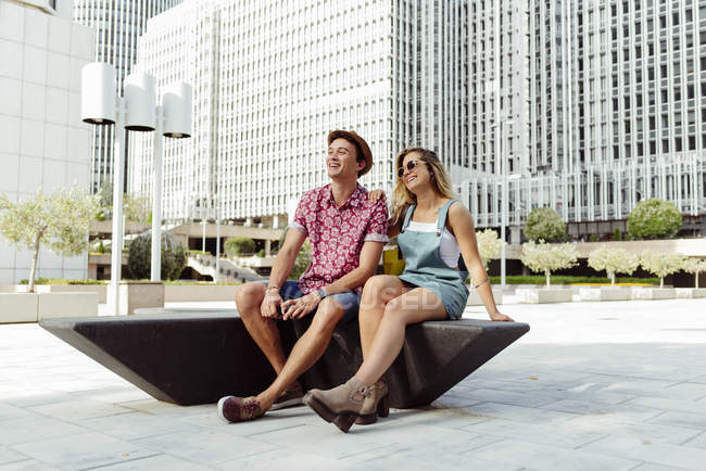 Couple sur banc moderne en ville — Photo de stock