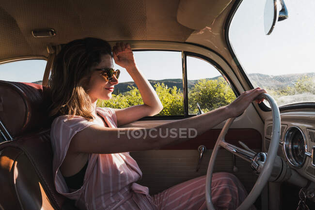 Жінка за кермом старовинної машини — стокове фото