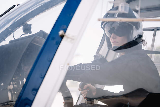 Mulher piloto dentro de um helicóptero — Fotografia de Stock