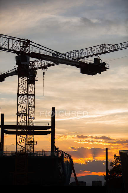 Силуэт строительной площадки на фоне заката — стоковое фото
