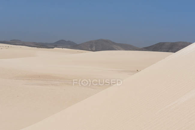 Dunes infinies, montagnes et ciel bleu, îles Canaries — Photo de stock