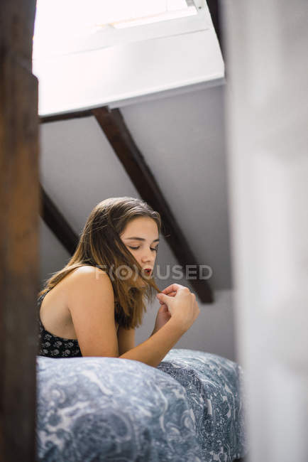 Donna attraente pensierosa sul letto — Foto stock