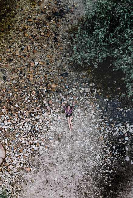Chica pelirroja descansa junto al río - foto de stock