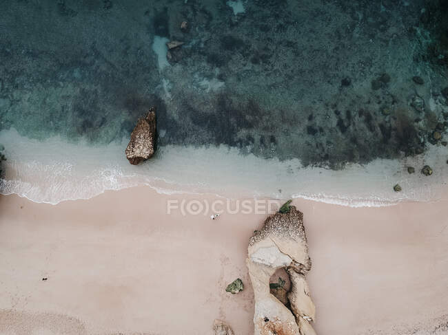 Вид з повітря на прозорі хвилі на білому піску — стокове фото