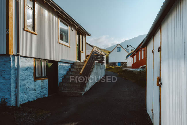 Vue sur le porche avec des marches et des maisons rurales colorées modernes en plein soleil sur l'île de Feroe — Photo de stock