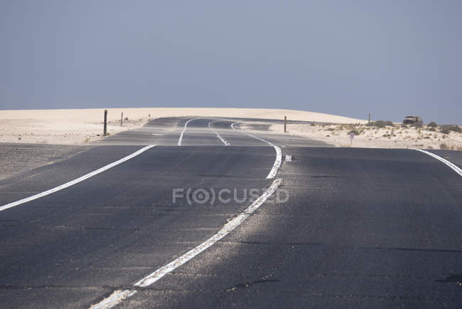 Autoroute traversant le désert aride de Fuerteventura, îles Canaries — Photo de stock