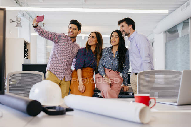 Empleados de oficina tomando selfie - foto de stock