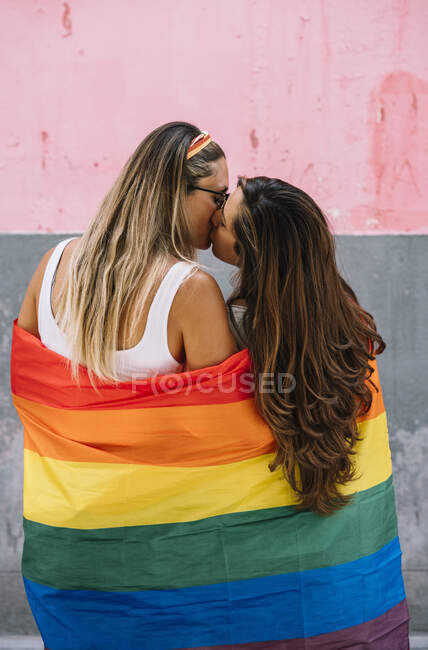 Couple lesbian woman with gay pride flag on the street of Madrid city — Stock Photo