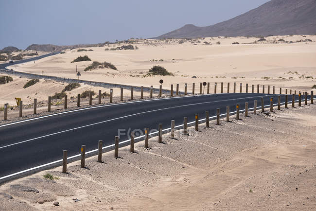Carretera en Fuerteventura desierto con montañas, Islas Canarias - foto de stock