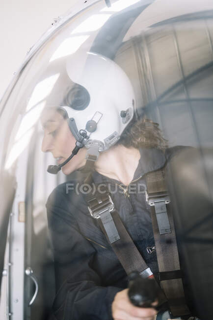 Chica piloto dentro de su helicóptero. - foto de stock